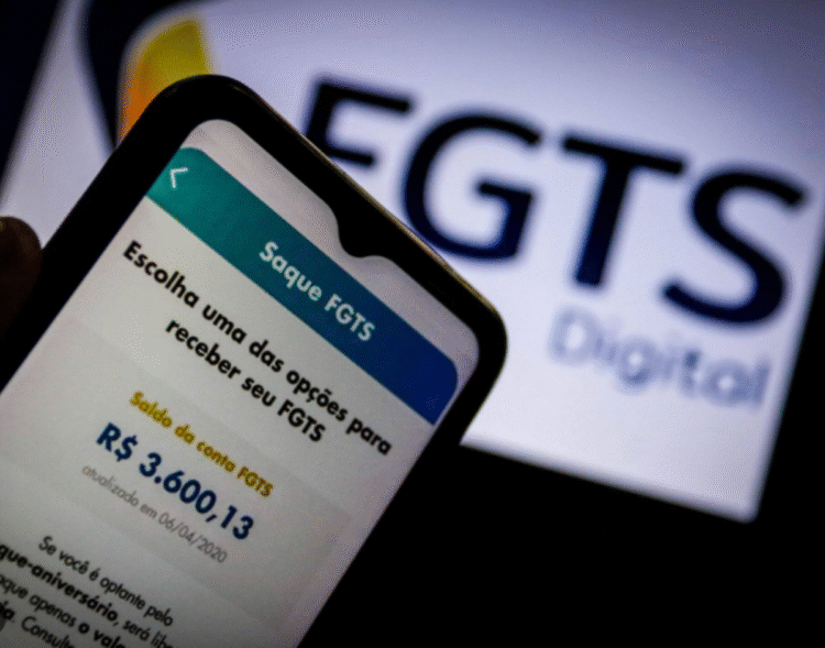 Corre que é hoje o último dia para sacar seu dinheiro do FGTS sem restrições 1 Tela de celular mostra aplicativo do FGTS com valor disponível para saque e logotipo do FGTS Digital ao fundo.