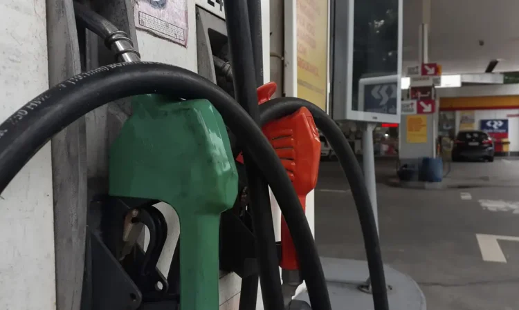 Bicos de abastecimento verde e vermelho em um posto de combustível moderno e limpo.