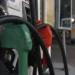 Bicos de abastecimento verde e vermelho em um posto de combustível moderno e limpo.