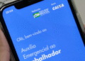 Tela inicial do aplicativo do Auxílio Emergencial exibindo mensagem de boas-vindas.