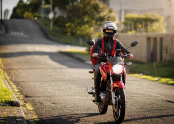 Prefeitura oferece auxílio de R$ 50 para motoboys cadastrados no CadÚnico.