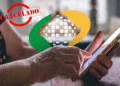 Pessoa idosa usando celular com o logotipo do INSS e selo de cancelado.