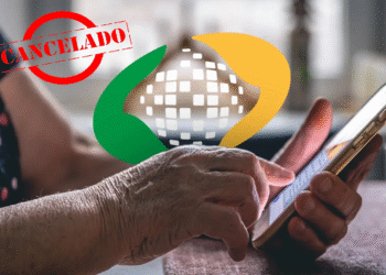 Pessoa idosa usando celular com o logotipo do INSS e selo de cancelado.