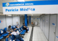 Perícia médica no INSS em 2025 com pacientes aguardando em sala