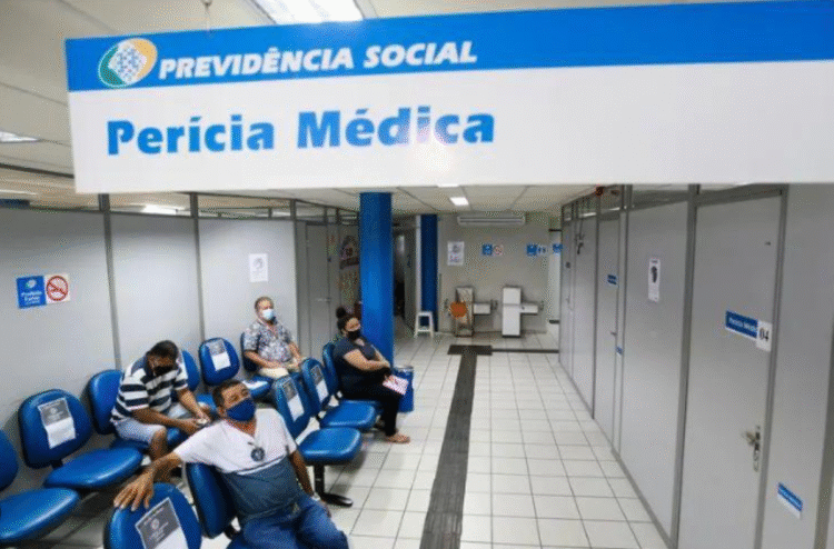 Perícia médica no INSS em 2025 com pacientes aguardando em sala
