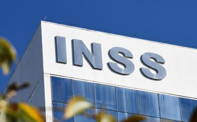 Fachada de prédio do INSS com logo em destaque.