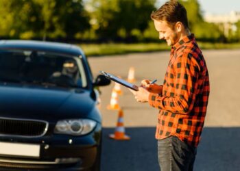 Instrutor de CNH avaliando habilidades de direção em teste prático.