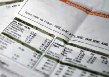 Conta de energia elétrica com detalhes de tarifas e consumo.