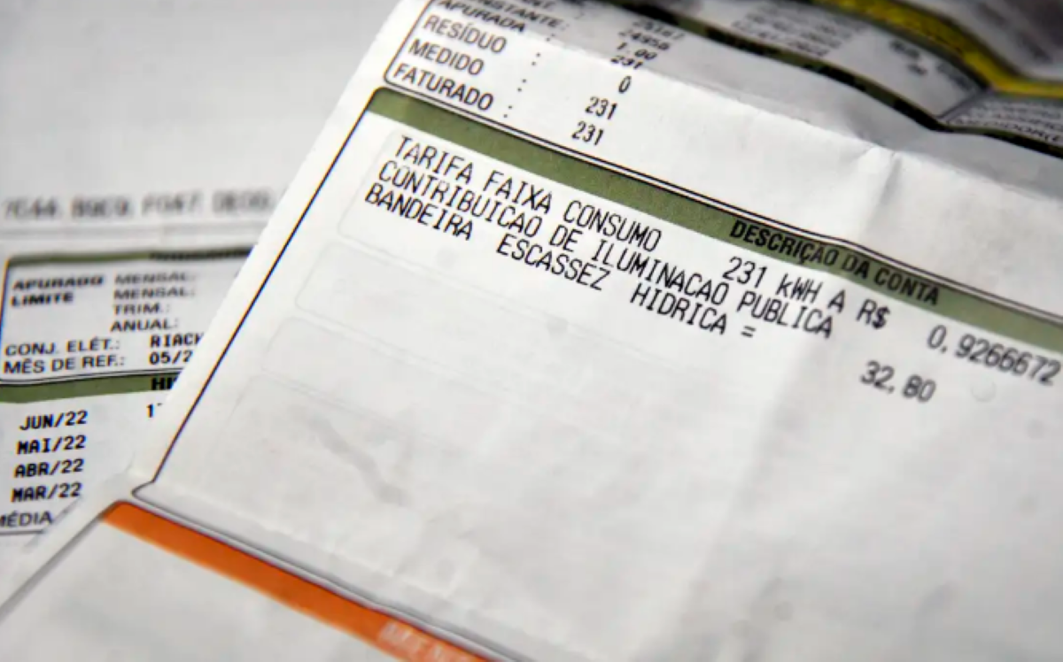 Conta de luz com detalhes de consumo e tarifas.