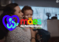 Mulher segurando criança com logo colorido do Programa Mães de Pernambuco sobre pagamento de parcela.