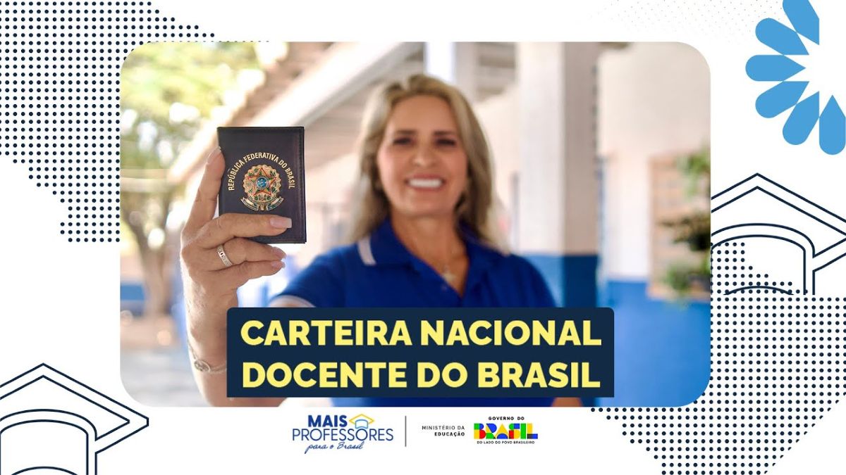 Imagem de professora segurando a Carteira Nacional do Docente do Brasil