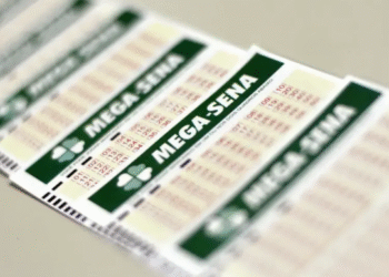 Volantes da Mega-Sena com números marcados.