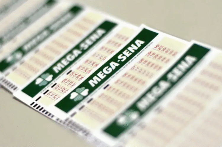 Volantes da Mega-Sena com números marcados.