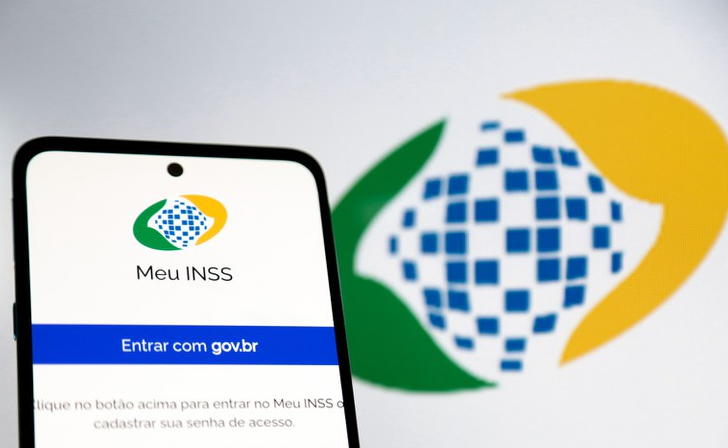 Aplicativo Meu INSS aberto em celular com opção de login gov.br.