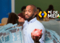 Homem segurando cofrinho e dinheiro com logo do Pé-de-Meia ao fundo