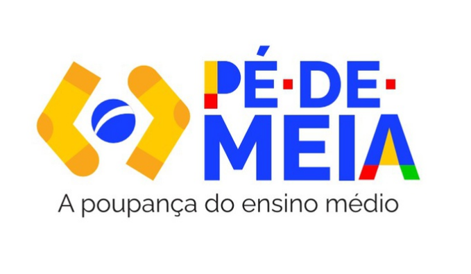 Logotipo do programa Pé-de-Meia com duas meias amarelas e texto colorido "Pé-de-Meia" com o slogan "A poupança do ensino médio"