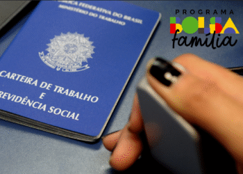 Carteira de Trabalho e Previdência Social ao lado da mão de uma pessoa, com logotipo do Programa Bolsa Família.