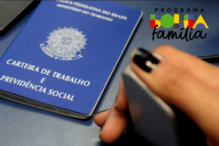 Carteira de Trabalho e Previdência Social ao lado da mão de uma pessoa, com logotipo do Programa Bolsa Família.