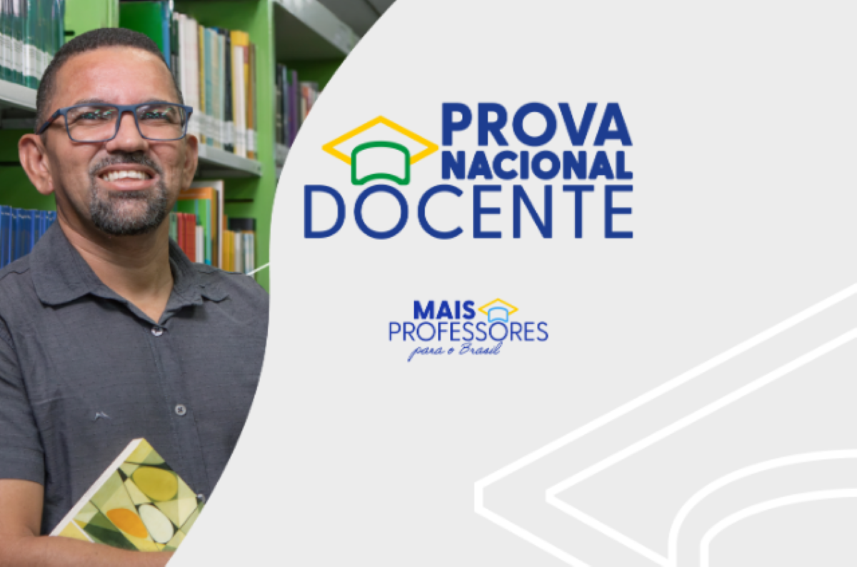 Homem sorrindo em biblioteca segurando um livro, ao lado do logotipo da Prova Nacional Docente.