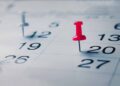 Calendário de feriados de 2026 com alfinetes marcando os dias 20 e 26 de novembro, destacando os feriados prolongados.