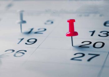 Calendário de feriados de 2026 com alfinetes marcando os dias 20 e 26 de novembro, destacando os feriados prolongados.