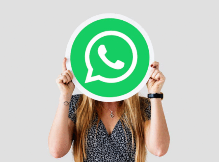 Mulher com cabelo longo segurando placa com símbolo verde do WhatsApp cobrindo o rosto