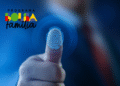 Imagem de um dedo sendo escaneado para biometria, com o logo do programa Bolsa Família no canto superior esquerdo.