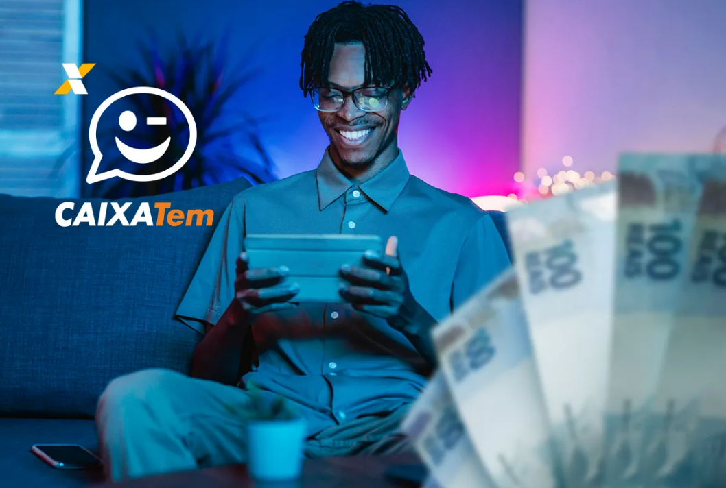 Homem usando tablet com o logo do Caixa Tem ao fundo e notas de dinheiro desfocadas na frente.