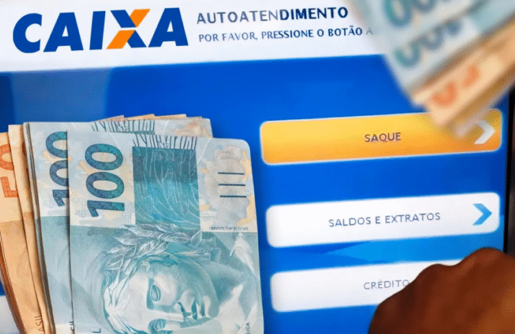 Cédulas de dinheiro em frente a tela de autoatendimento da Caixa Econômica Federal com opções de saque.