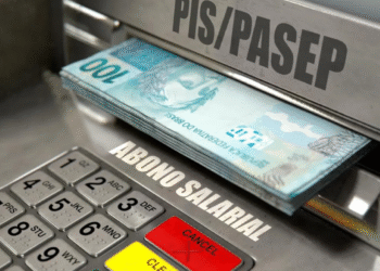 Foto de notas de 100 reais saindo de um caixa eletrônico com as palavras PIS/Pasep e Abono Salarial