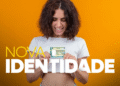 RG antigo vai expirar? Veja o prazo final e como trocar gratuitamente 12 Mulher sorrindo segurando o novo cartão de identidade brasileiro em fundo laranja com texto "NOVA IDENTIDADE".