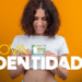 Mulher sorrindo segurando o novo cartão de identidade brasileiro em fundo laranja com texto "NOVA IDENTIDADE".
