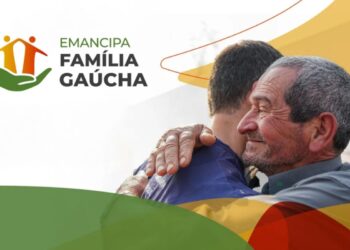 Família gaúcha se abraçando com alívio, logo Emancipa Família Gaúcha. Imagem do novo programa.
