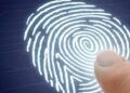 INSS pode bloquear aposentadoria de quem não fizer biometria em 2027 11 Dedo realizando leitura de biometria digital, simbolizando a obrigatoriedade do procedimento para o INSS.