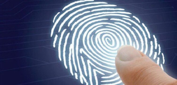 INSS pode bloquear aposentadoria de quem não fizer biometria em 2027 1 Dedo realizando leitura de biometria digital, simbolizando a obrigatoriedade do procedimento para o INSS.