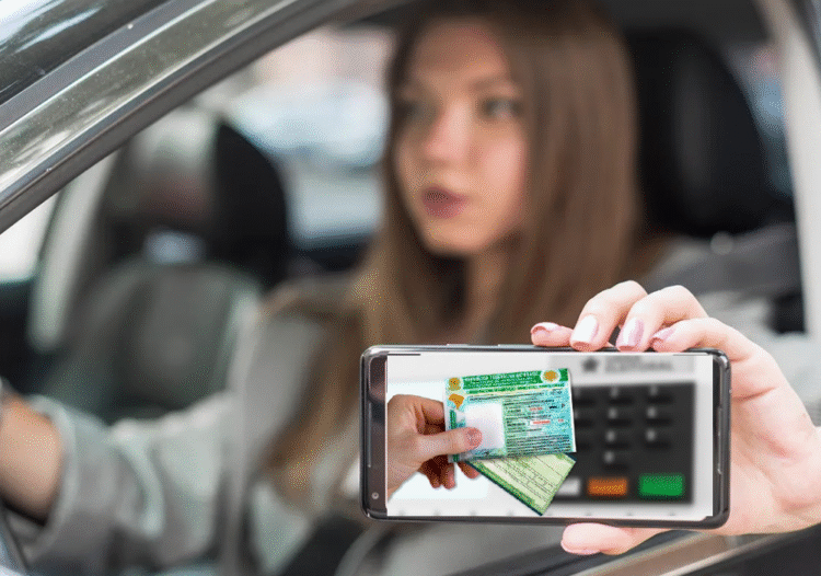 Mulher dentro de carro mostrando CNH e o e-Título, ilustrando uso de documentos com biometria no Brasil.