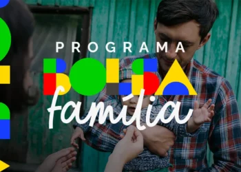 Pai segurando bebê com mãe ao lado, imagem promocional do Programa Bolsa Família colorido ao centro