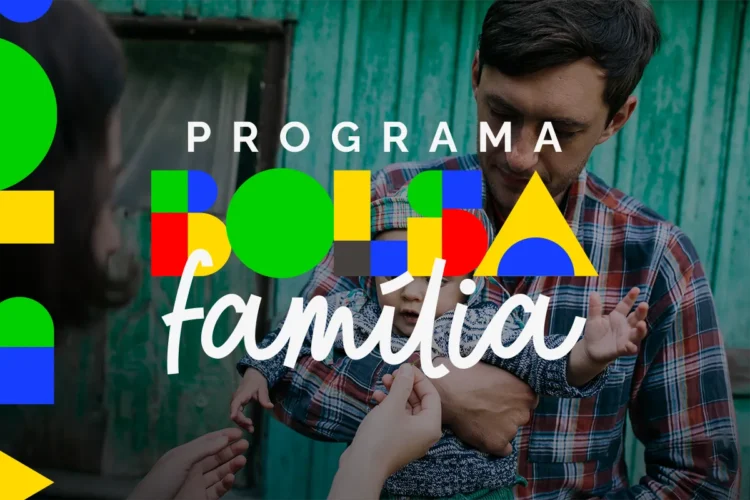 Beneficiários do Bolsa Família podem participar do Reforma Casa Brasil? Tire suas dúvidas 1 Pai segurando bebê com mãe ao lado, imagem promocional do Programa Bolsa Família colorido ao centro
