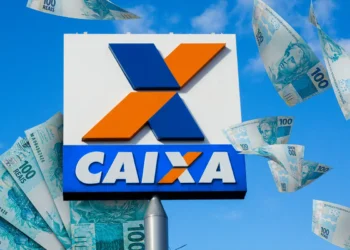 Logo da Caixa Econômica Federal sob um céu azul, com notas de 100 reais flutuando, simbolizando o saque de R$ 6.220.