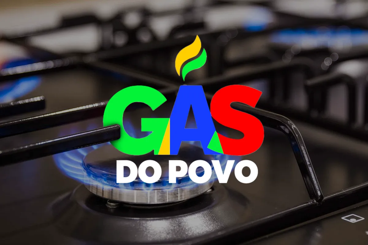 Botijão de gás aceso com logotipo Gas do Povo Chama azul acesa em fogão de gás com logo colorido do Gas do Povo