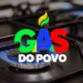 Chama azul acesa em fogão de gás com logo colorido do Gas do Povo