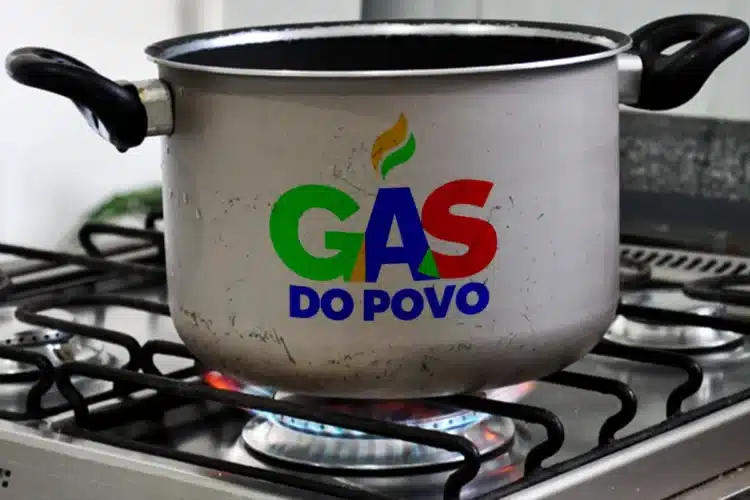 Gás do Povo tem preço alterado em 10 estados: veja quanto vai pagar pelo botijão 1 Panela com o logo "Gás do Povo" em um fogão, simbolizando o reajuste nos preços e o acesso ampliado ao gás de cozinha para 15 milhões de famílias brasileiras.