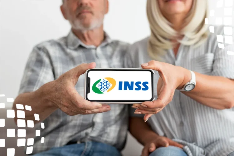 Casal de idosos exibindo o logo do INSS em um smartphone, simbolizando a antecipação de benefícios para vítimas de tornado.