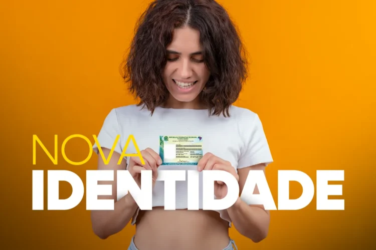 Mulher sorridente segurando nova carteira de identidade brasileira com fundo amarelo