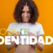 Mulher sorridente segurando nova carteira de identidade brasileira com fundo amarelo