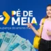 Jovem estudante sorrindo apontando para o logo do programa Pé-de-Meia e notas de 100 reais, representando o benefício.