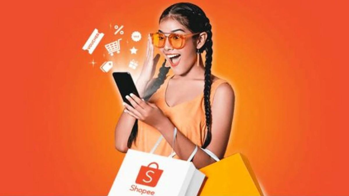 Shopee e Nubank: Garanta seu Cupom de 50% de Desconto em Poucos Passos! Mulher animada segurando um celular com ícones de compras e sacolas da Shopee, representando o passo a passo para conseguir 50% de desconto na plataforma com o Nubank.