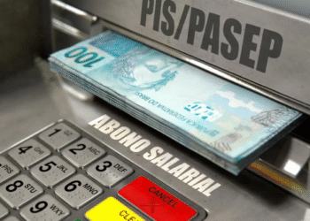 Máquina de autoatendimento com cédulas de 100 reais sendo liberadas e as inscrições PIS/PASEP e Abono Salarial.