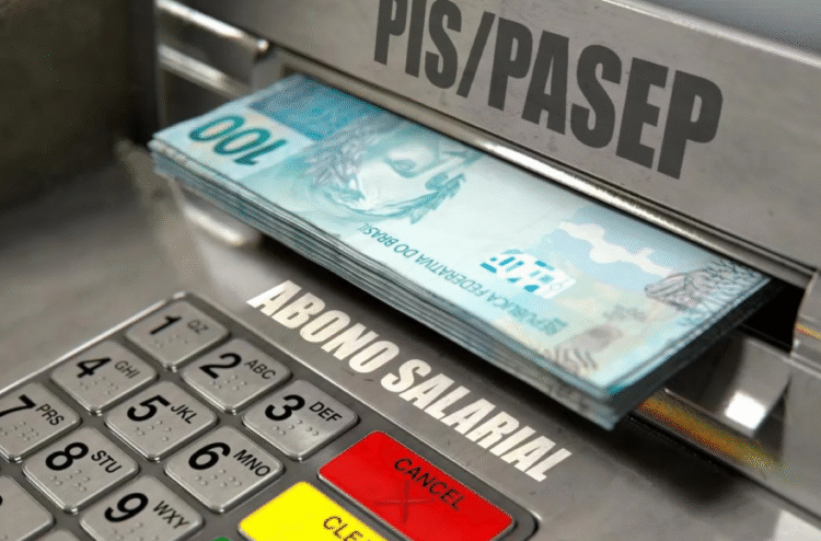 Máquina de autoatendimento com cédulas de 100 reais sendo liberadas e as inscrições PIS/PASEP e Abono Salarial.