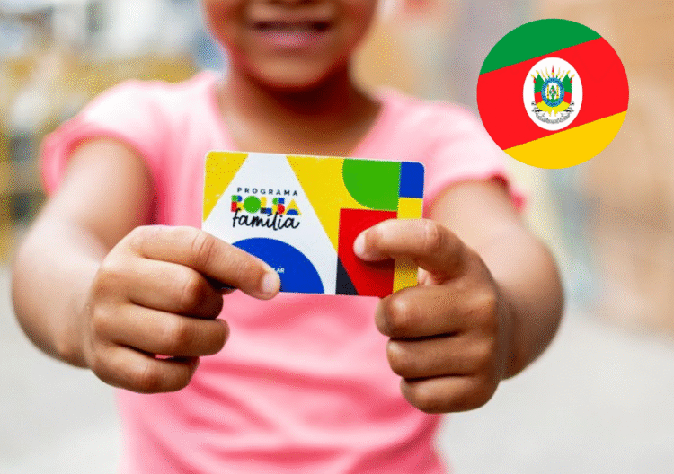 Criança segurando o cartão do Programa Bolsa Família, com a bandeira do Rio Grande do Sul ao fundo.